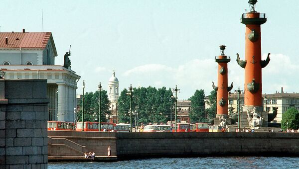 На стрелке Васильевского острова в Санкт-Петербурге. Архивное фото