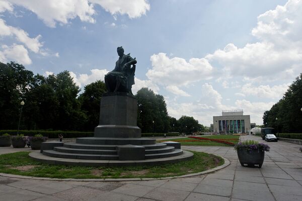 На Пионерской площади (б. Семеновский плац) в Петербурге