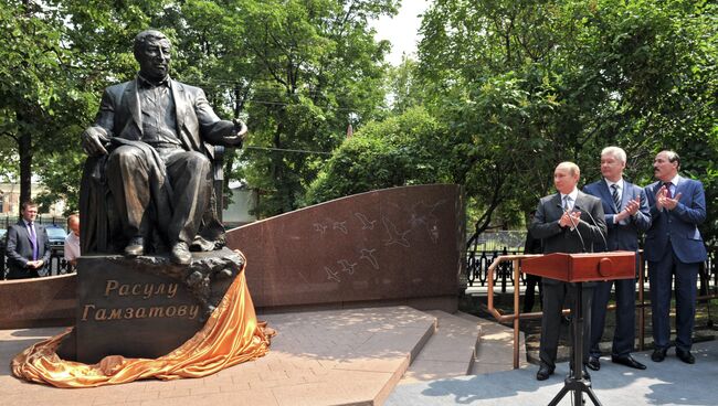 В.Путин на церемонии открытия памятника Р.Гамзатову