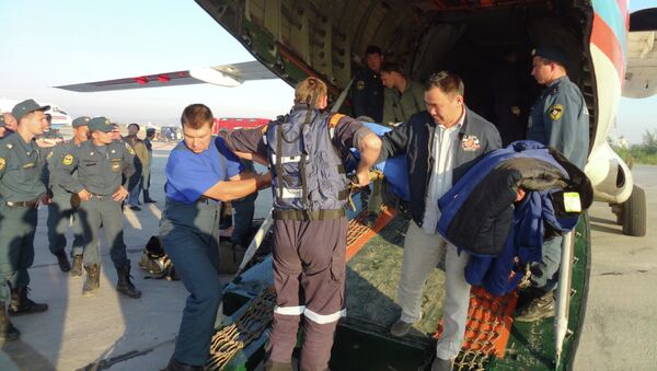 Перевозка постадавших во время крушения вертолета Ми-8 в Якутии