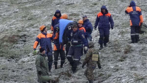 Эвакуация постадавших во время крушения вертолета Ми-8 в Якутии