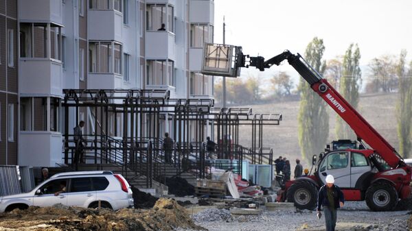 Новый высотный дом в микрорайоне Надежда города Крымска, где идет строительство жилья для пострадавших от наводнения