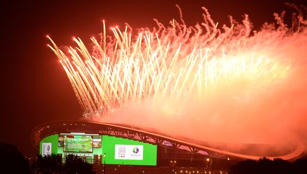Фейерверк над стадионом Казань Арена во время церемонии открытия XXVII Всемирной летней Универсиады 2013 в Казани.