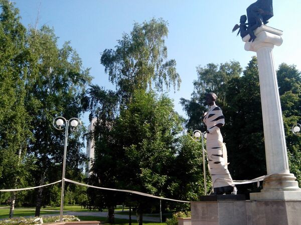 Памятник Святой Татьяне в Томске в ночь творила обмотали бумагой