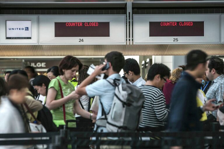 Пассажиры в очереди аэропорта Сан-Франциско после аварийной посадки Boeing 777 Asiana Airlines