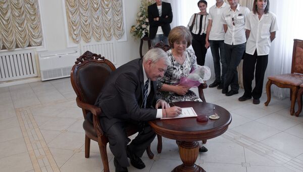 Супруги Станислав и Наталия Лыковы из Владивостока отпраздновали рубиновую свадьбу в преддверии Дня семьи