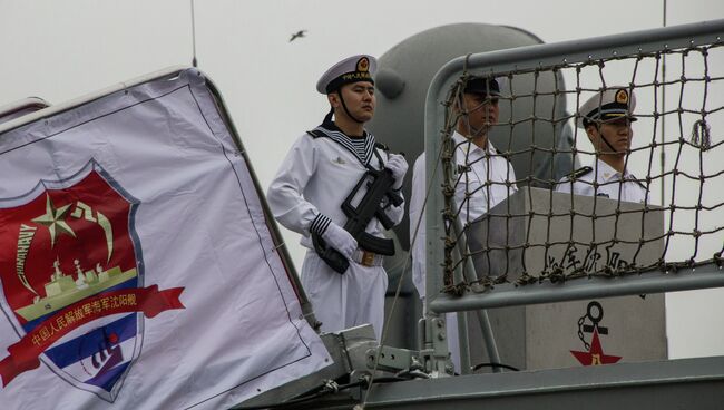Экипаж корабля ВМС Китая во Владивостоке