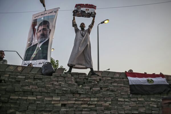 Сторонники свергнутого президента М.Мурси у стены, которой они обнесли палаточный лагерь у мечети Рабиа Аддавия в Каире
