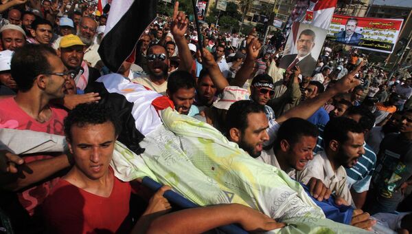 Сторонники свергнутого президента Моххамеда Мурси несут тело своего убитого товарища