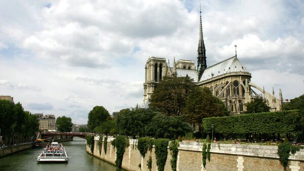 Собор Парижской Богоматери, вид с реки Сены. Архивное фото