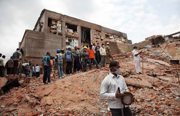 Спасатели работают на месте обрушения здания в городе Секундерабад, Индия
