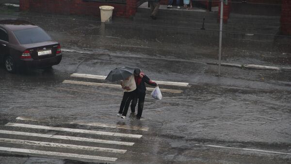 Проливной дождь и град в Барнауле