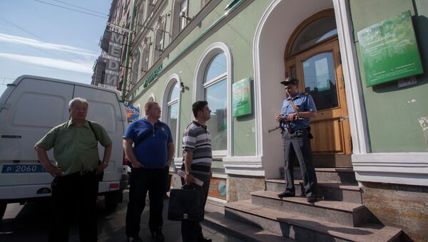 Полиция ищет бомбу в Сбербанке в Петербурге