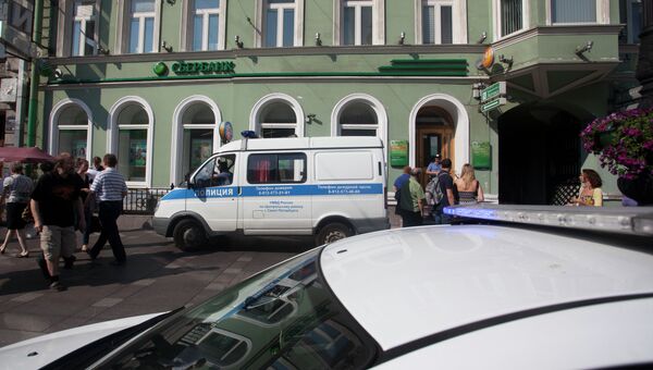 Полиция ищет бомбу в Сбербанке в Петербурге
