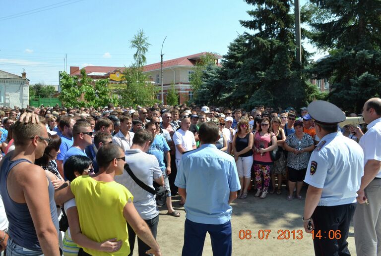 Участники акции протеста против мигрантов на площади города Пугачева Участники акции протеста против мигрантов на площади города Пугачева
