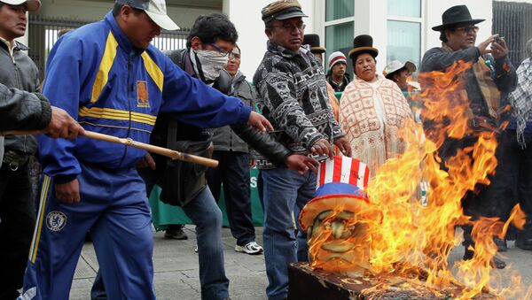 Манифестанты в Боливии жгут флаги США и Европы