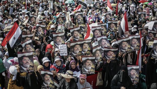 Митинг в поддержку свергнутого президента Моххамеда Мурси у мечети Рабия аль-Адавия
