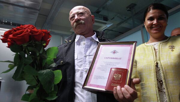 А.Розенбаум получил заграничный паспорт с отпечатками пальцев