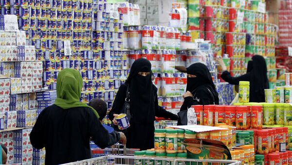 Женщины совершают покупки в преддверии священного месяца Рамадан