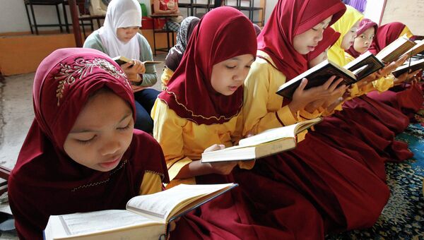 Филиппинские учащиеся читают коран