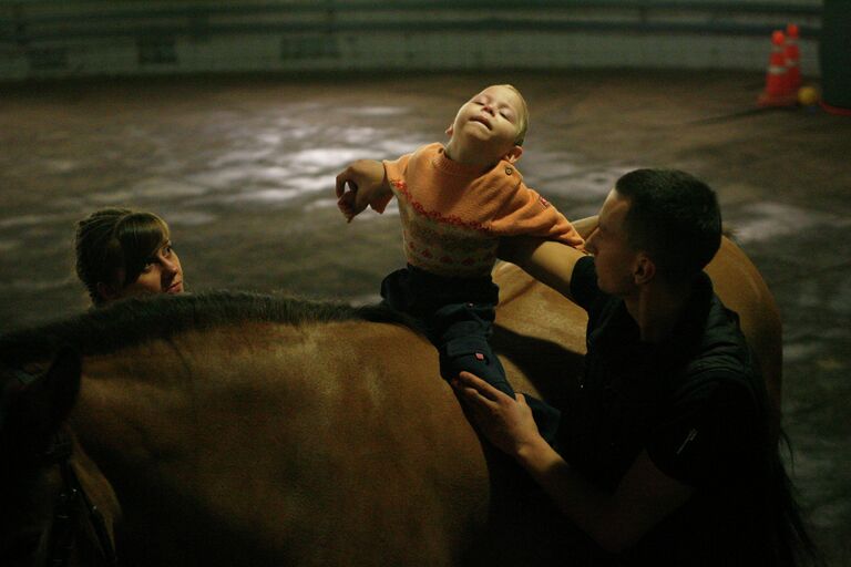 Занятия иппотерапией для детей в Московском конно-спортивном клубе инвалидов