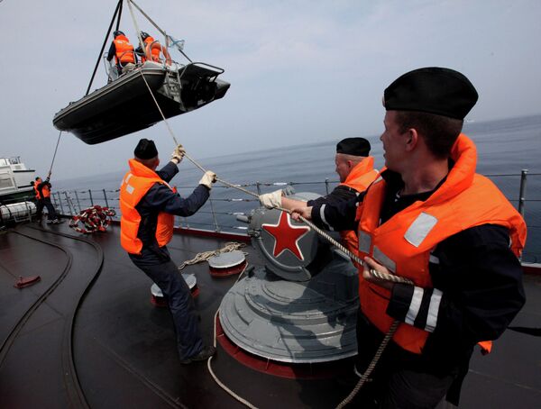 Спуск на воду катера с крейсера ТОФ Варяг