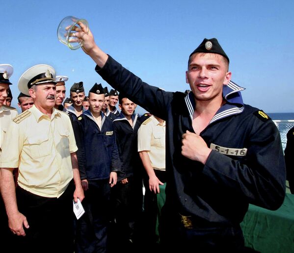 Военно-морская традиция посвящения в моряки на борту крейсера Варяг