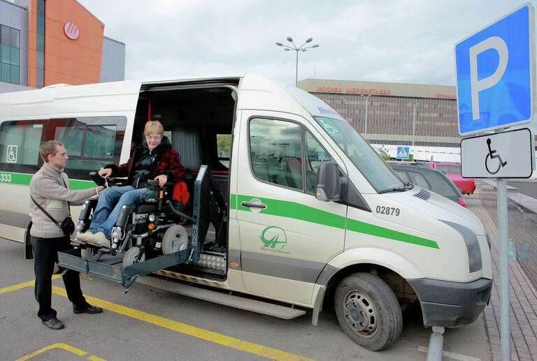 Автобус для пассажиров с ограниченными возможностями здоровья. Архивное фото Автобус для пассажиров с ограниченными возможностями здоровья. Архивное фото