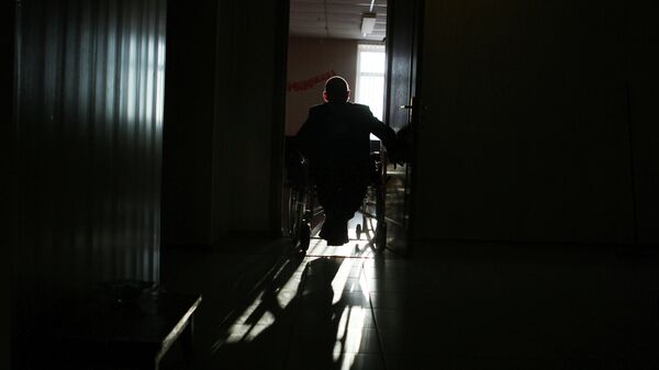 Человек в инвалидной коляске. Архивное фото
