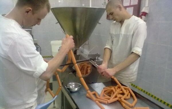 Новосибирские заключенные начали производить сосиски