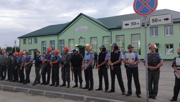 Полиция охраняет вокзал Пугачева от местных жителей, пришедших перекрыть железную дорогу