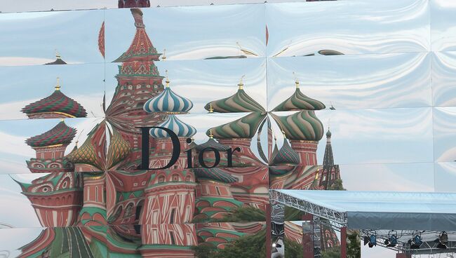 Храм Василия Блаженного отражается в зеркальном павильоне для показа коллекции модного дома Dior Храм Василия Блаженного отражается в зеркальном павильоне для показа коллекции модного дома Dior