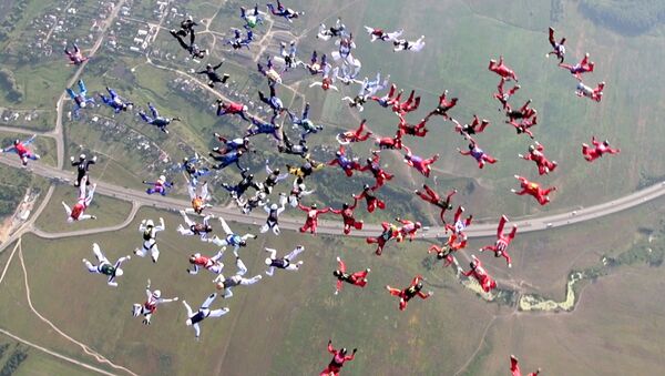 Парашютистки тренировались делать в небе фигуру из 102 человек