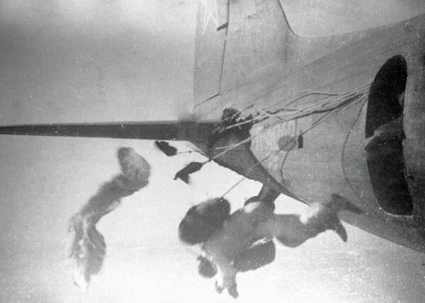 Советские парашютисты десантируются из самолета