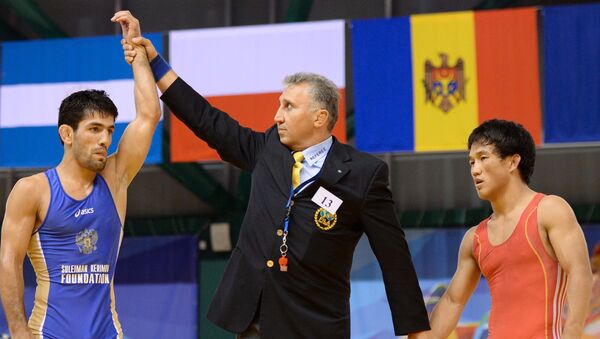 Российский спортсмен Нариман Исрапилов (слева) и Самат Уулу Надырбек (Кыргызстан)