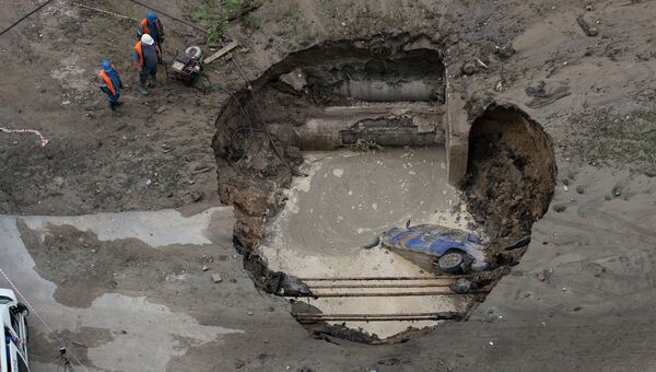 Машина провалилась в яму на ул. Маршала Казакова