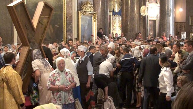 Сотни верующих пришли поклониться Андреевскому кресту в Санкт-Петербурге