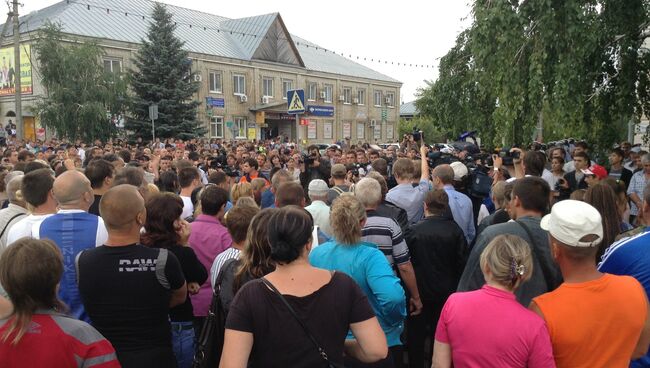 Участники несанкционированного народного схода против мигрантов в Пугачеве
