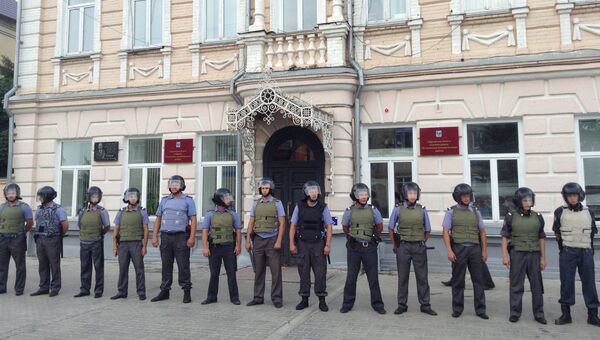 Сотрудники полиции охраняют мэрию Пугачева от митингующих. Архив