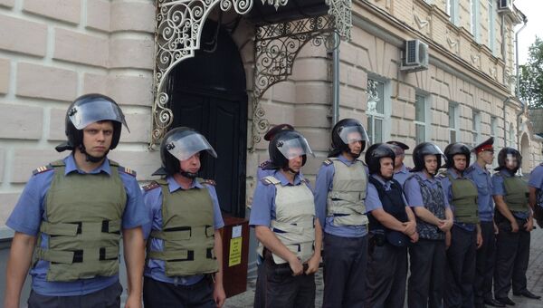 Сотрудники полиции охраняют мэрию Пугачева от митингующих. Архив