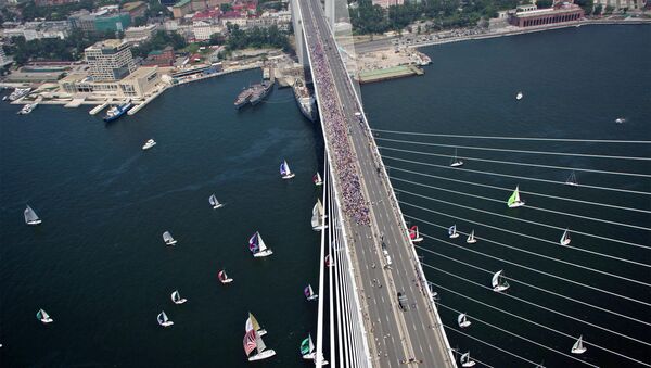 Флэшмоб Я люблю Владивосток на мосту через бухту Золотой Рог
