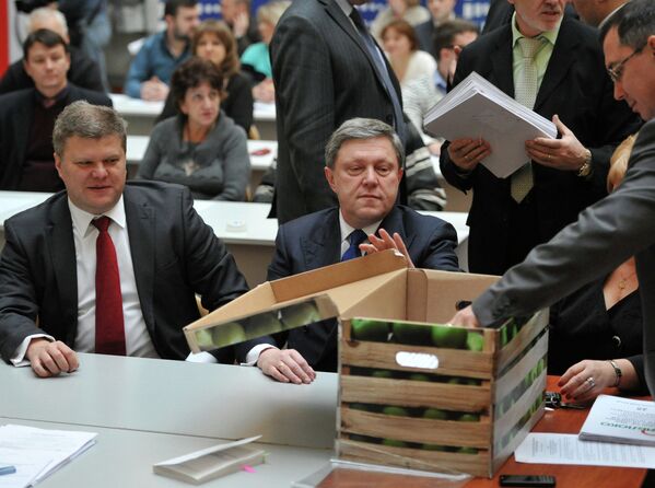 Лидер партии Яблоко Григорий Явлинский и председатель Яблока Сергей Митрохин