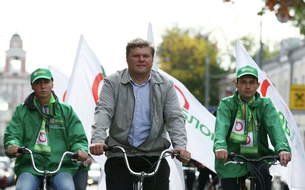 Сергей Митрохин и активисты партии Яблоко совершают велопробег