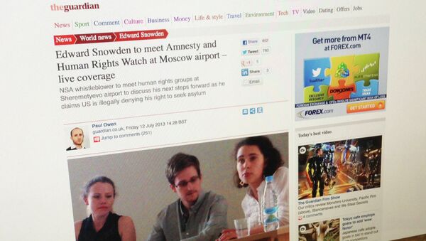 Фото со встречи Сноудена с правозащитниками, опуликованный на сайте британской газеты Guardian