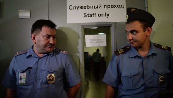 Сотрудники полиции охраняют служебный проход в аэропорту Шереметьево.