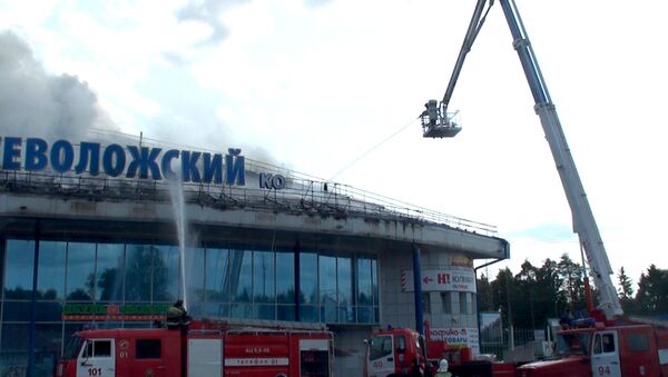 Пожарные боролись с огнем на крыше торгового центра во Всеволожске