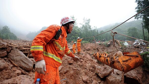 Спасательные операции на месте схода оползня в Китае