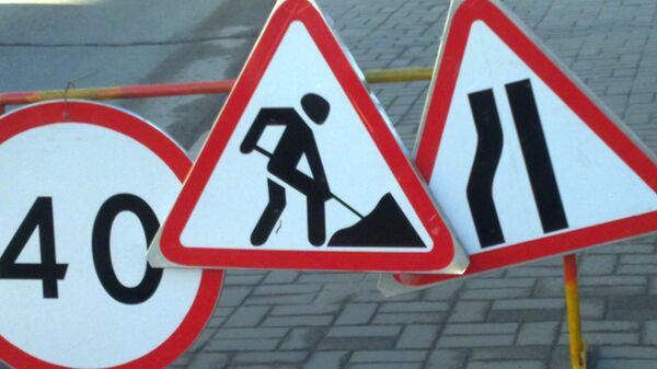 Дорожные знаки, предупреждающие о ремонтных работах и ограничении скорости. Архивное фото