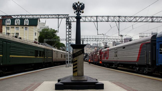 Километровый столб, знаменующий конец Транссибирской магистрали во Владивостоке