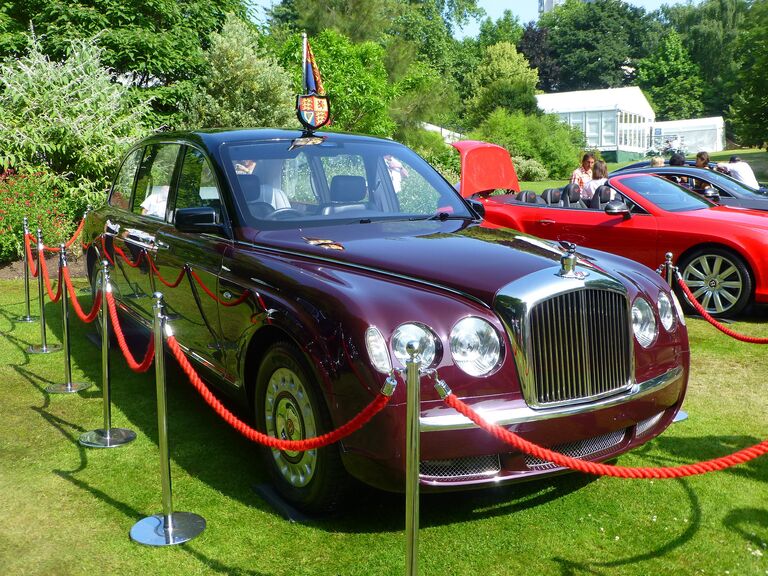 Главным экспонатoм выставки стал государственный Bentley, в разработке дизайна которого Елизавета Вторая участвовала лично Главным экспонатoм выставки стал государственный Bentley, в разработке дизайна которого Елизавета Вторая участвовала лично